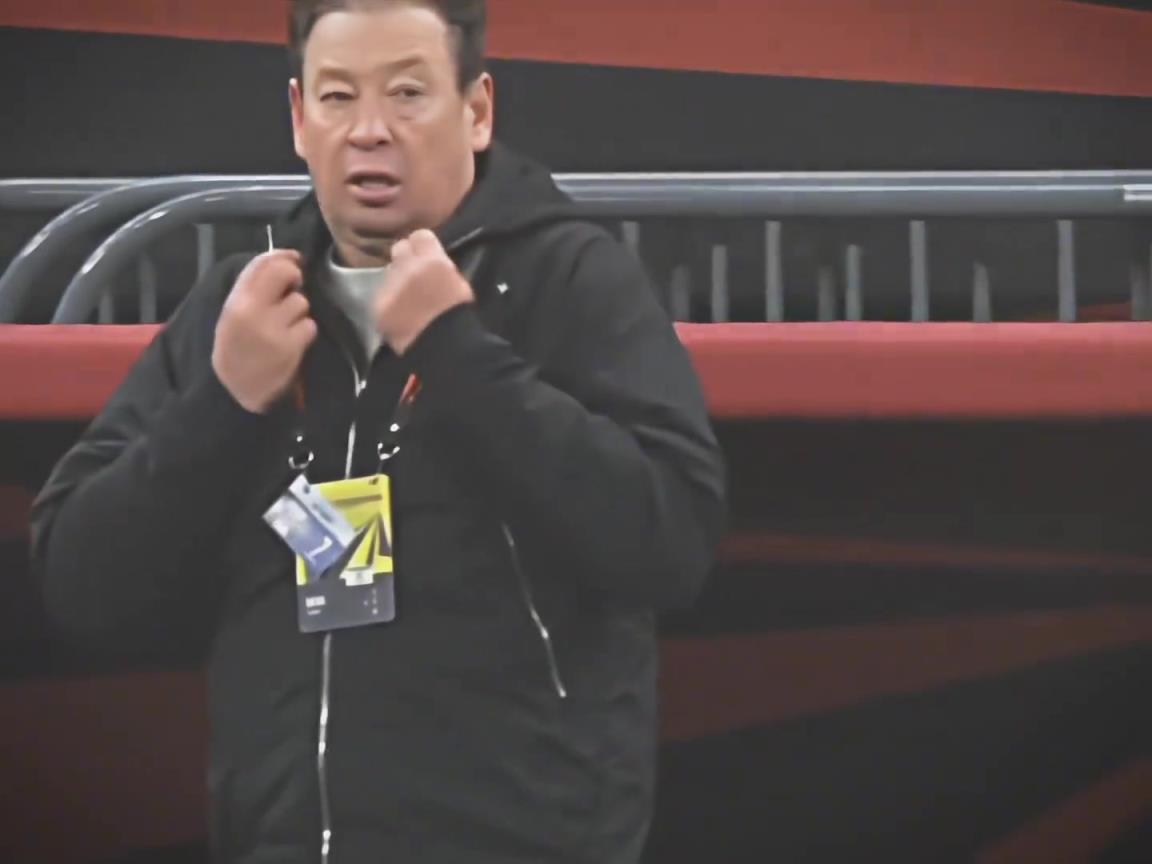 不愧是俄羅斯人！別的教練球員被子裹棉襖，申花主教練外套套毛衣